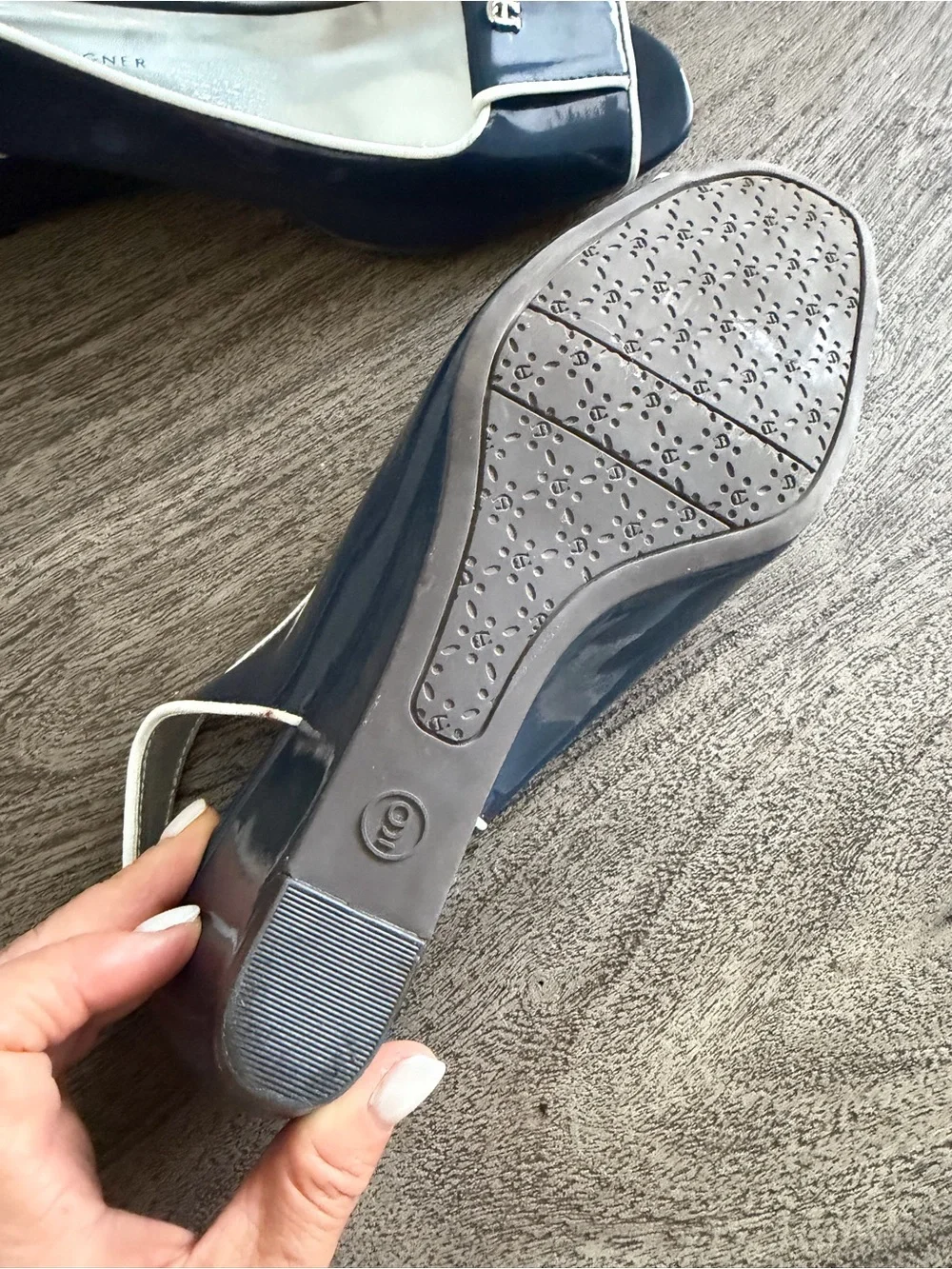 Etienne Aigner sleek patent